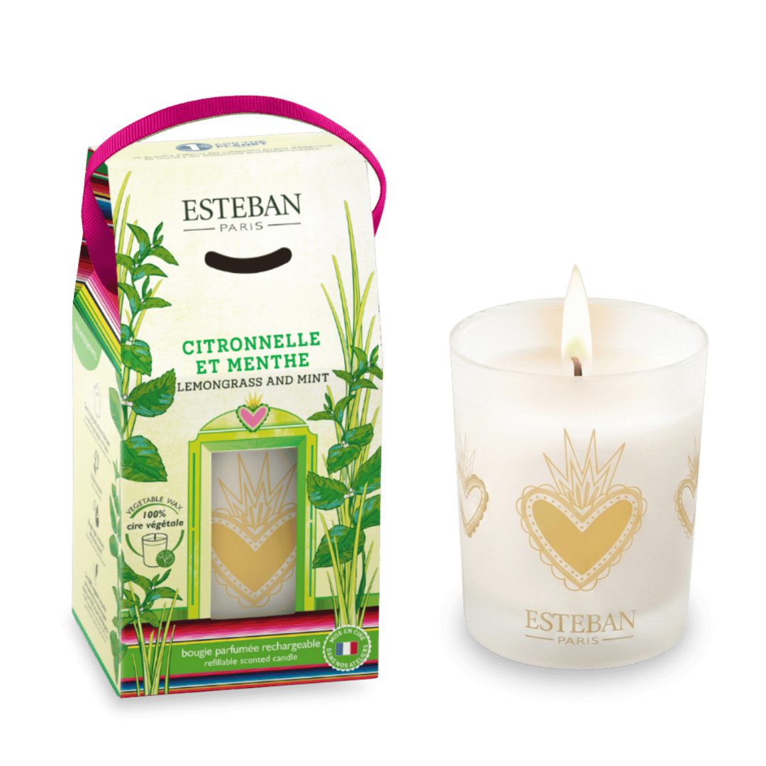 Bougie parfumée rechargeable Esteban Paris Citronnelle & Menthe, bougie en verre givré décoré d’un motif cœur doré, présentée avec son coffret illustré aux notes végétales de citronnelle et menthe