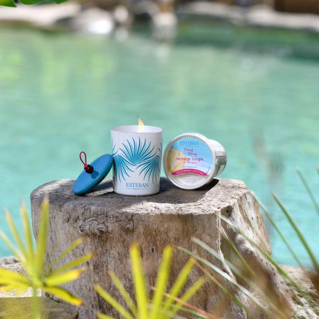 Bougie parfumée Estéban et parfum d’intérieur aux notes exotiques au bord d’une piscine